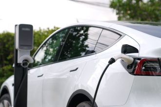 parigi-rivede-la-rotta-sull’auto-elettrica